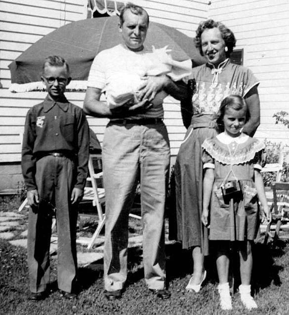 MIke, Dad, Mom, Karen, & Greg (Aug 1950)